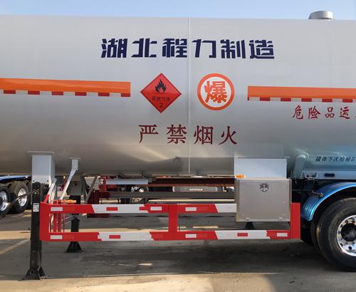 程力威牌23.5吨13.1米3轴液化气体运输半挂车(clw9406gyqd)